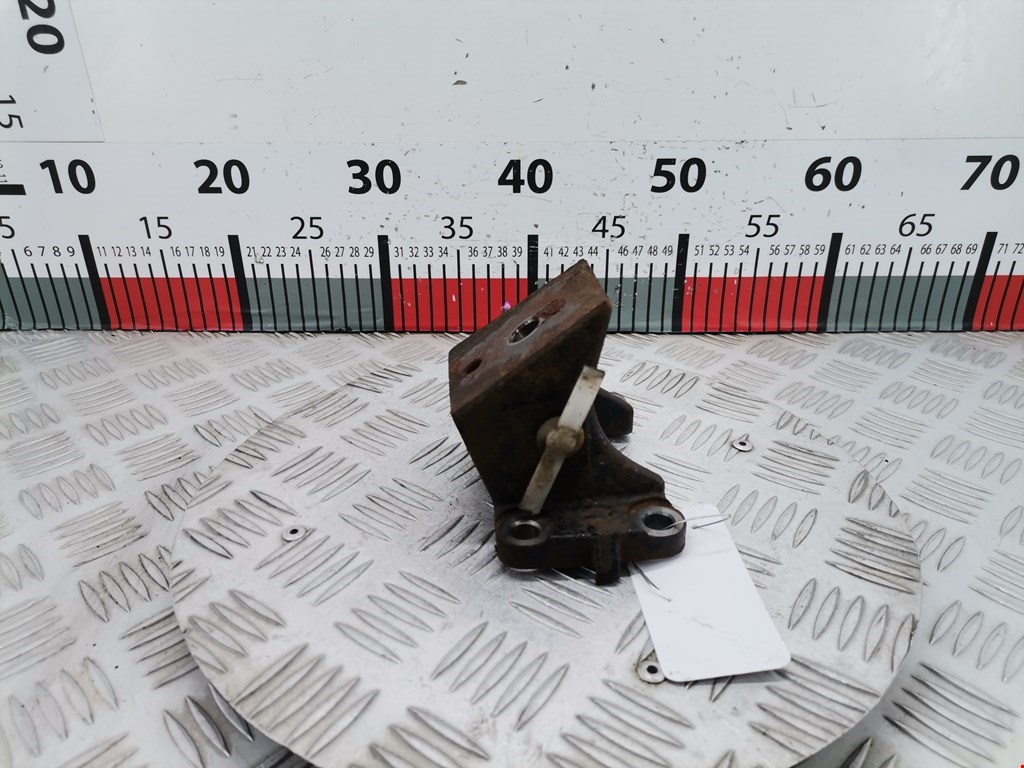 Кронштейн (крепление лапа) двигателя Toyota Hilux 7 (2005-2016)