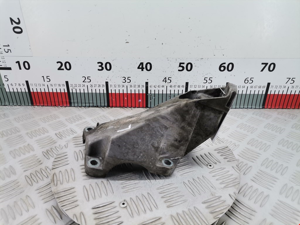 Кронштейн (крепление лапа) двигателя Audi A4 B6 (2000-2006)