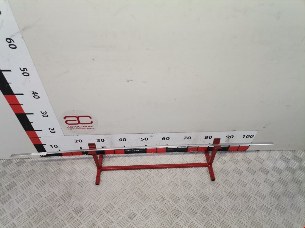 Накладка декоративная (молдинг) двери передней правой Mercedes C-Class (W204) (2006-2015)