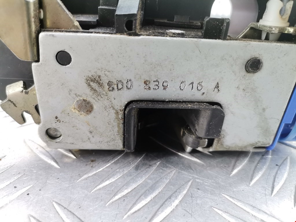 Замок двери задней правой AUDI A4 B5 1995-2001