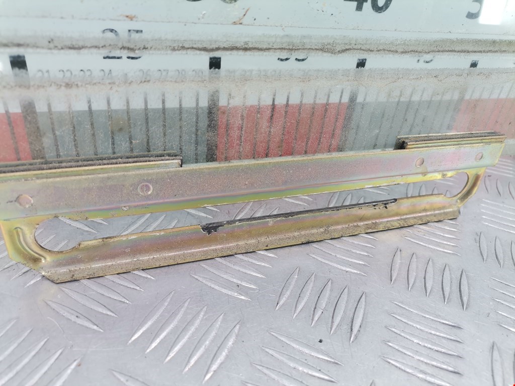 Стекло двери заднее левое MAZDA Premacy CP 1999-2004