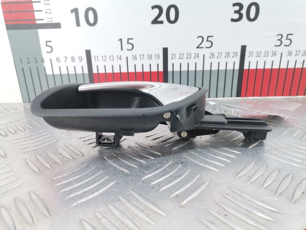 Ручка дверная задняя внутренняя левая VOLKSWAGEN Golf V 2003-2009