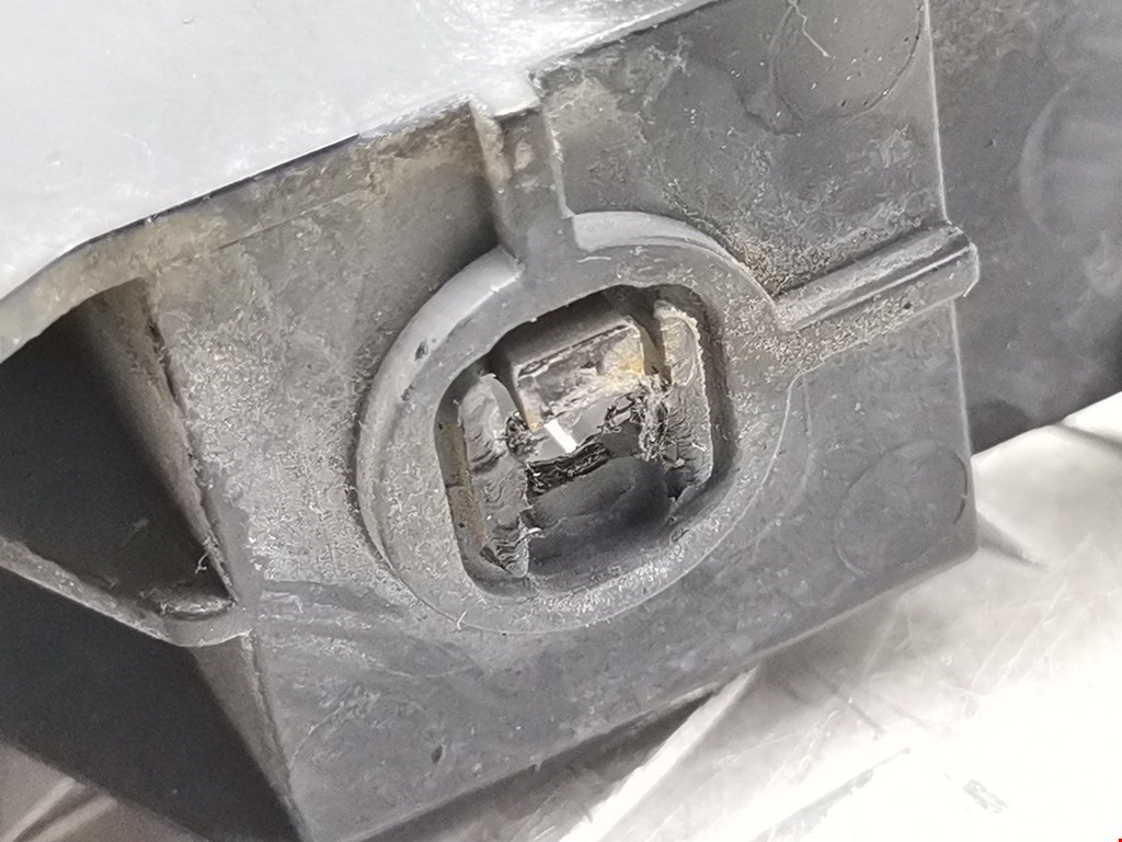 Кронштейн переднего бампера правый MITSUBISHI L200 KB 2006-2015