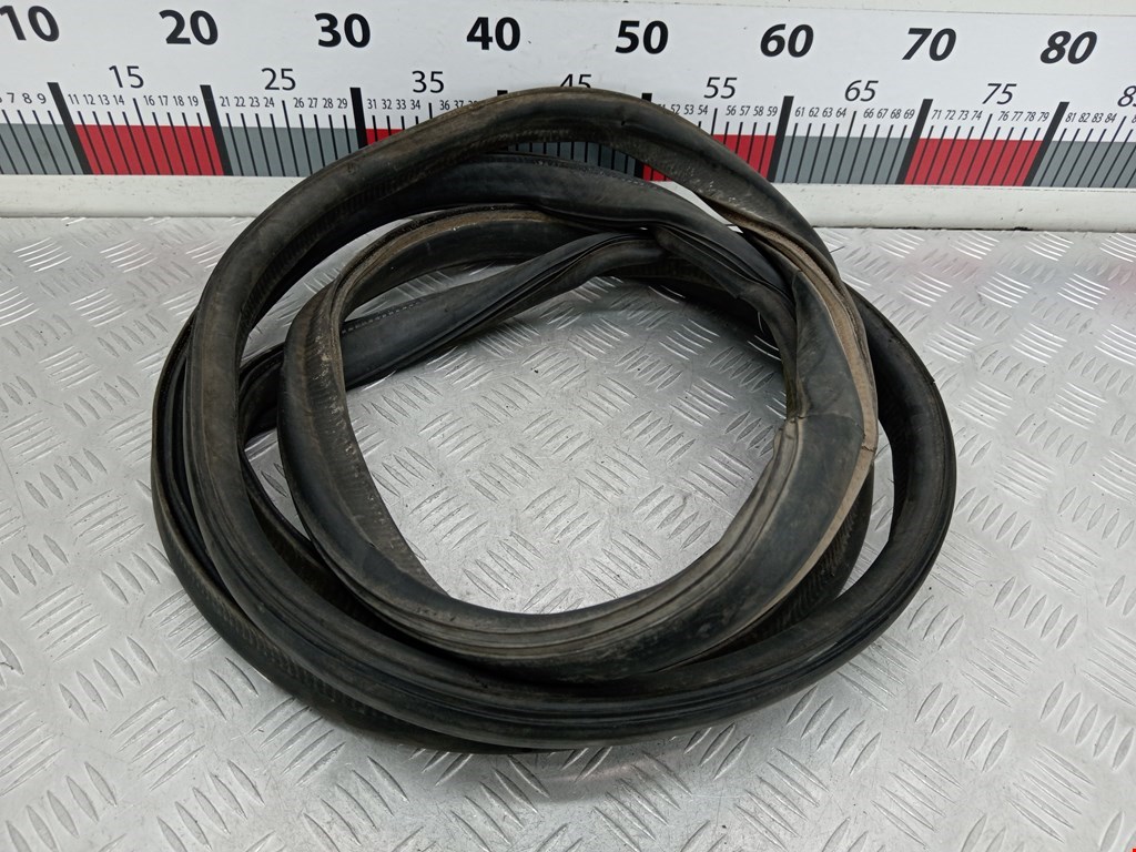 Уплотнитель двери VOLKSWAGEN Caddy III 2004-2015