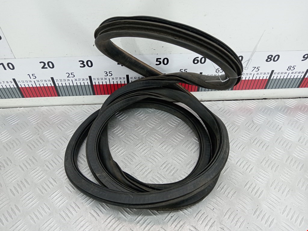 Уплотнитель двери VOLKSWAGEN Caddy III 2004-2015