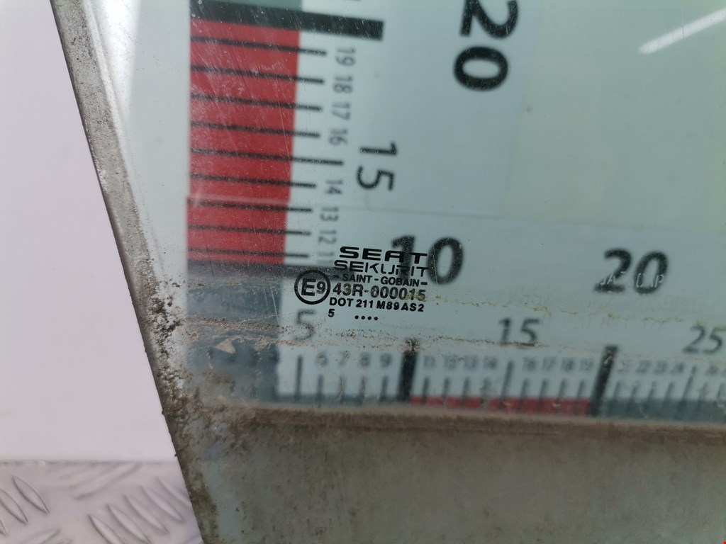 Стекло двери переднее правое SEAT Ibiza 2002-2008