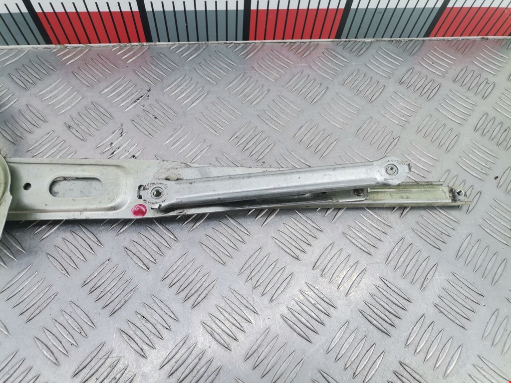 Стеклоподъемник задний правый TOYOTA Prius II XW20 2003-2012