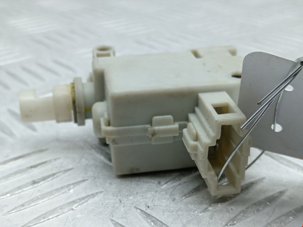 Активатор замка бензобака VOLKSWAGEN Passat B7 2011-2015