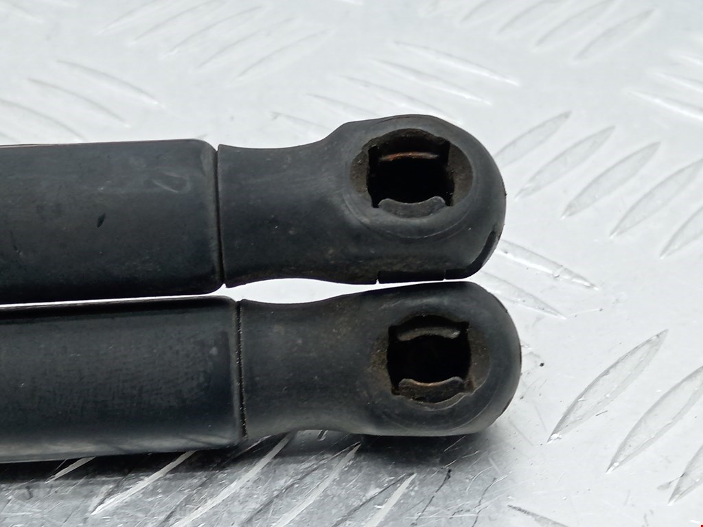 Амортизатор крышки (двери) багажника VOLKSWAGEN Scirocco III 2008-2017