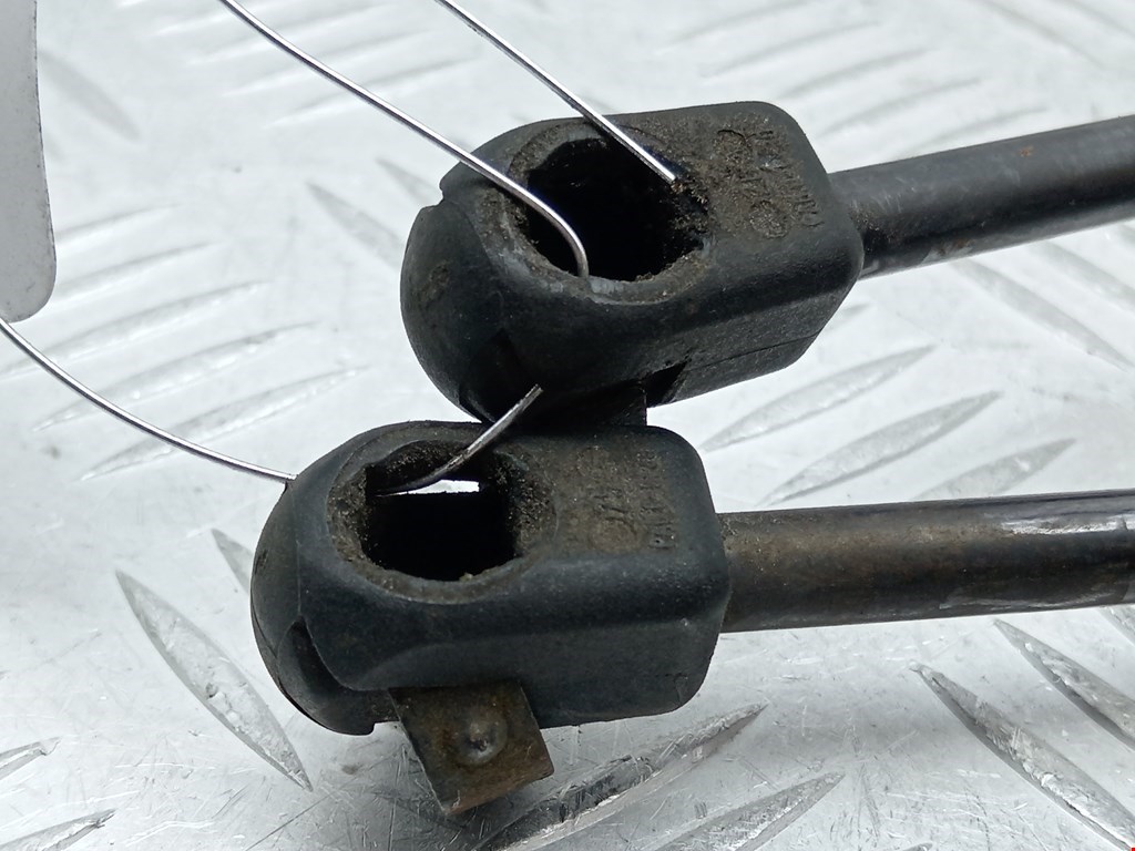 Амортизатор крышки (двери) багажника VOLKSWAGEN Scirocco III 2008-2017