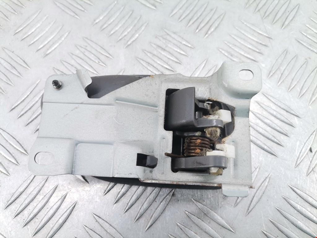 Ручка дверная передняя внутренняя левая MITSUBISHI Colt CJ 1995-2003