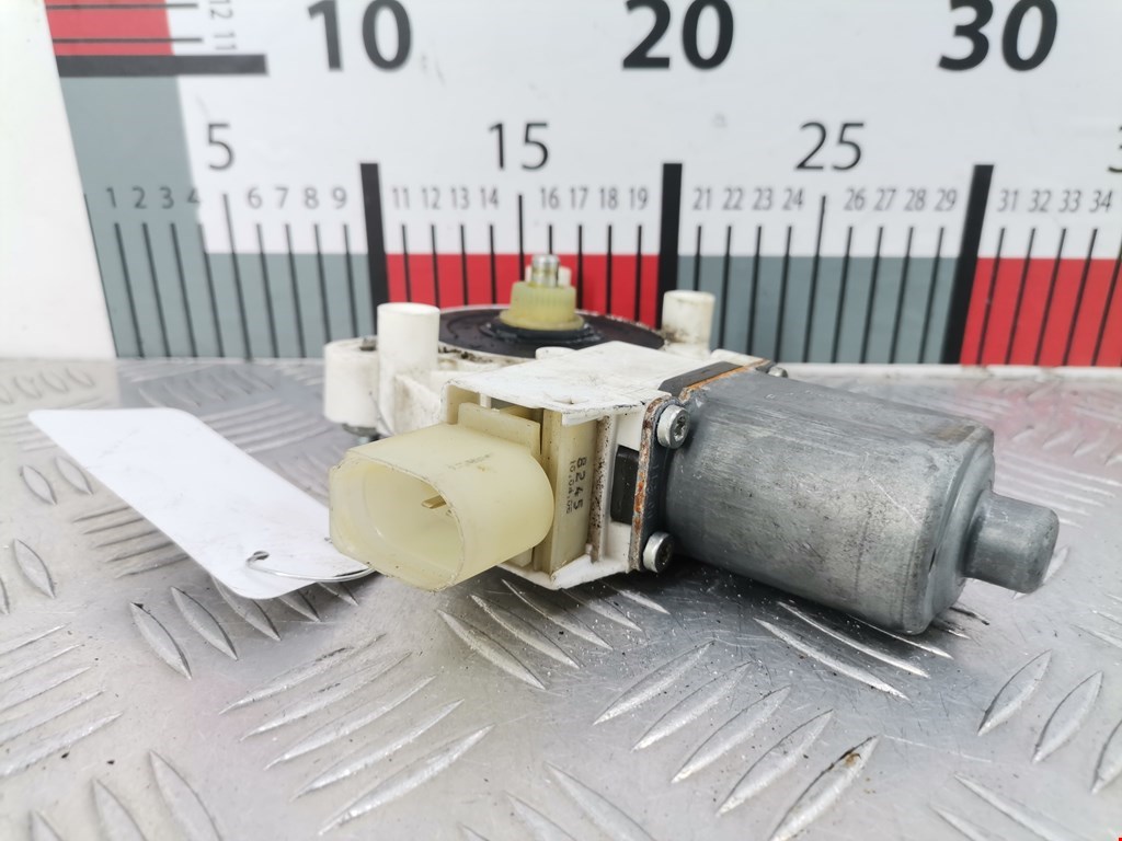 Моторчик (двигатель) стеклоподъемника BMW 1er E81\E87 2004-2011