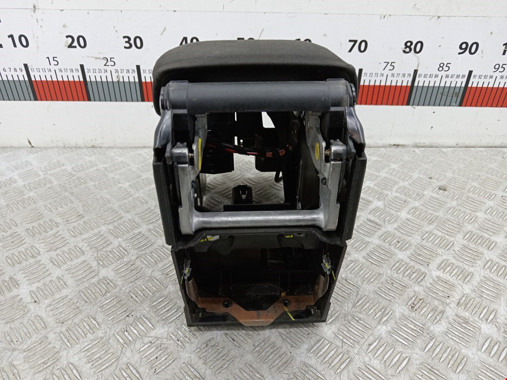 Подлокотник в салон VOLKSWAGEN Scirocco III 2008-2017