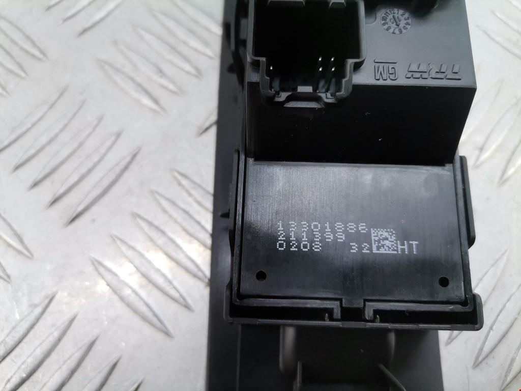 Кнопка стеклоподъемника OPEL Astra J 2009-2017