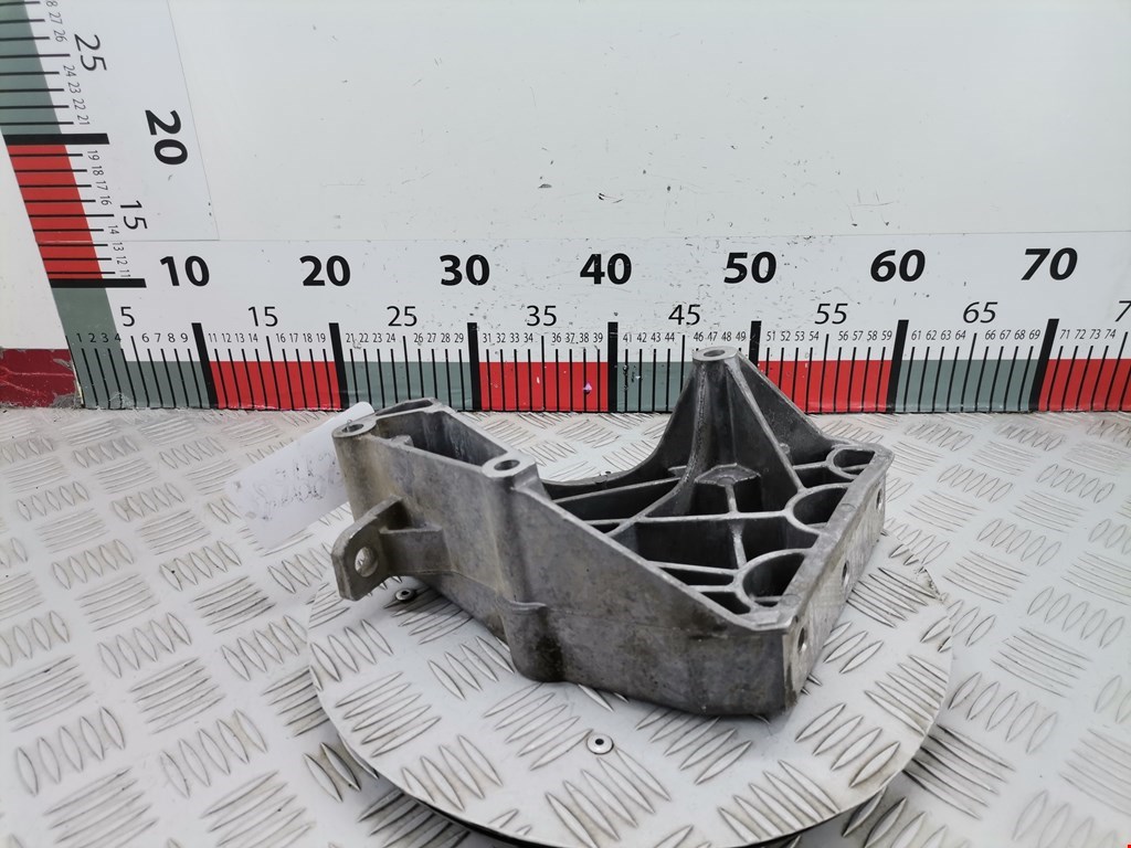 Кронштейн (крепление лапа) двигателя Volkswagen Polo 4 (2001-2009)