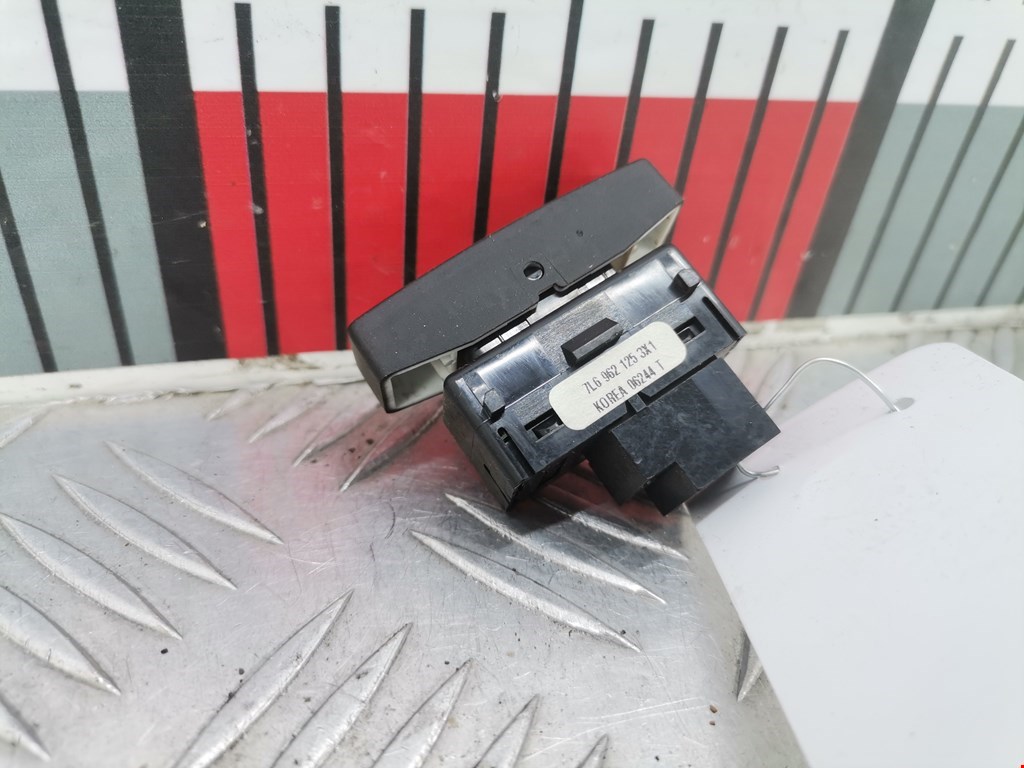 Кнопка центрального замка VOLKSWAGEN Touareg 2002-2010