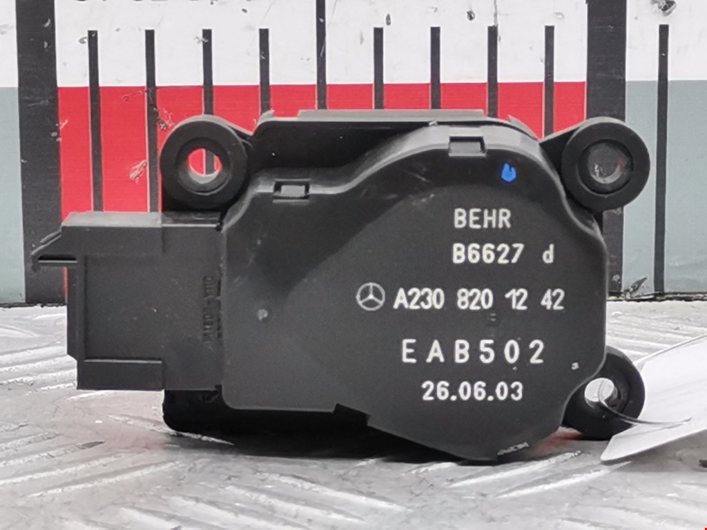 Сервопривод (электропривод моторчик привода) заслонки печки Mercedes C-Class (W203) (2000-2008)