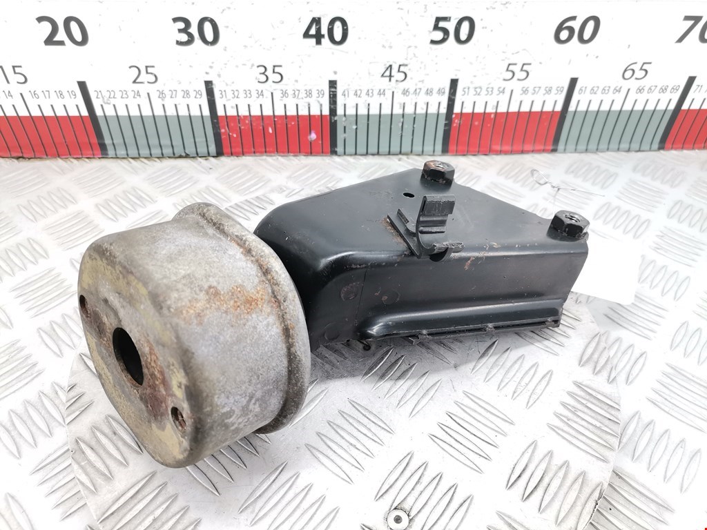 Кронштейн (крепление лапа траверса) кпп Volkswagen Transporter (T4) (1990-2003)