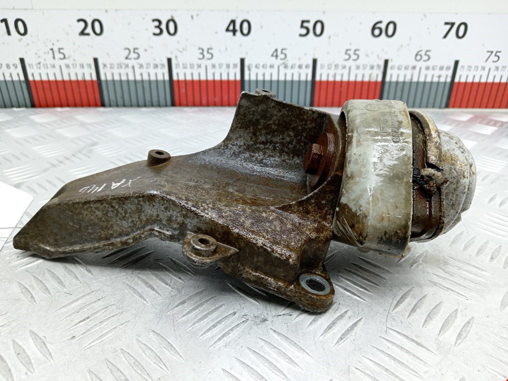 Кронштейн (крепление лапа траверса) кпп Audi A6 C5 (1997-2005)