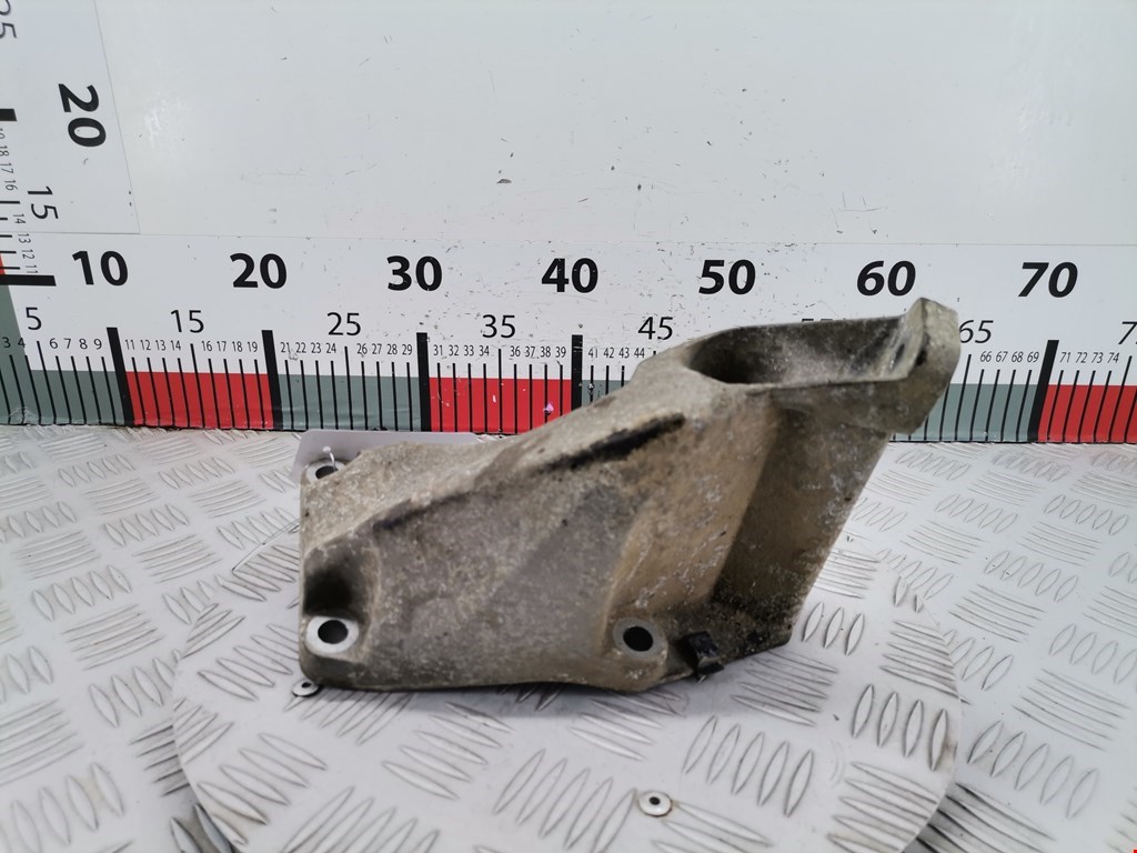 Кронштейн (крепление лапа) двигателя Audi A4 B6 (2000-2006)