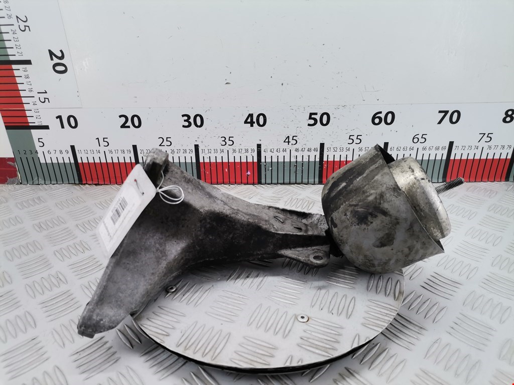 Кронштейн (крепление лапа) двигателя Audi A4 B6 (2000-2006)