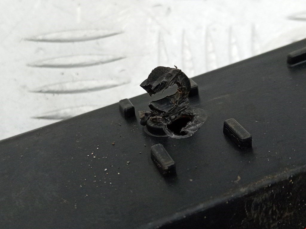 Кронштейн заднего бампера центральный FORD Focus II 2005-2011