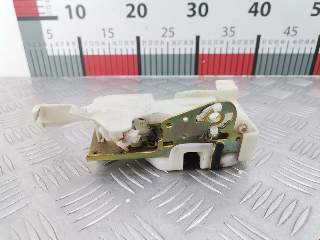 Замок двери передней правой MAZDA Demio DW 1996-2002