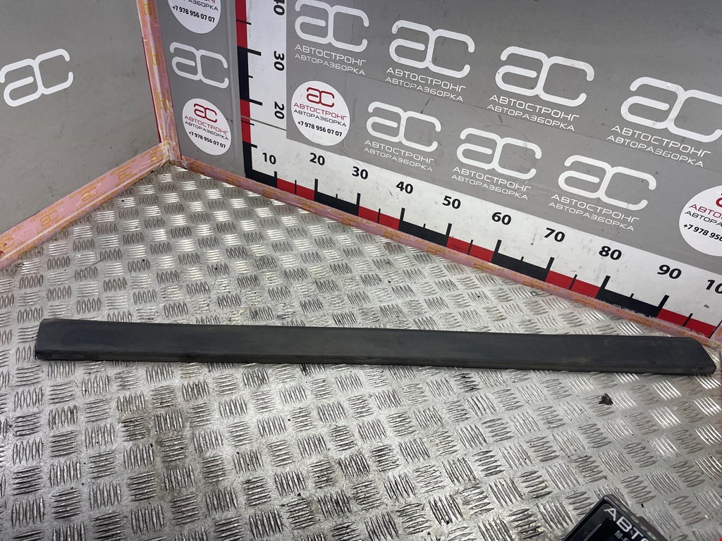 Накладка (молдинг) двери передней левой Volkswagen Passat 5 (1996-2000)
