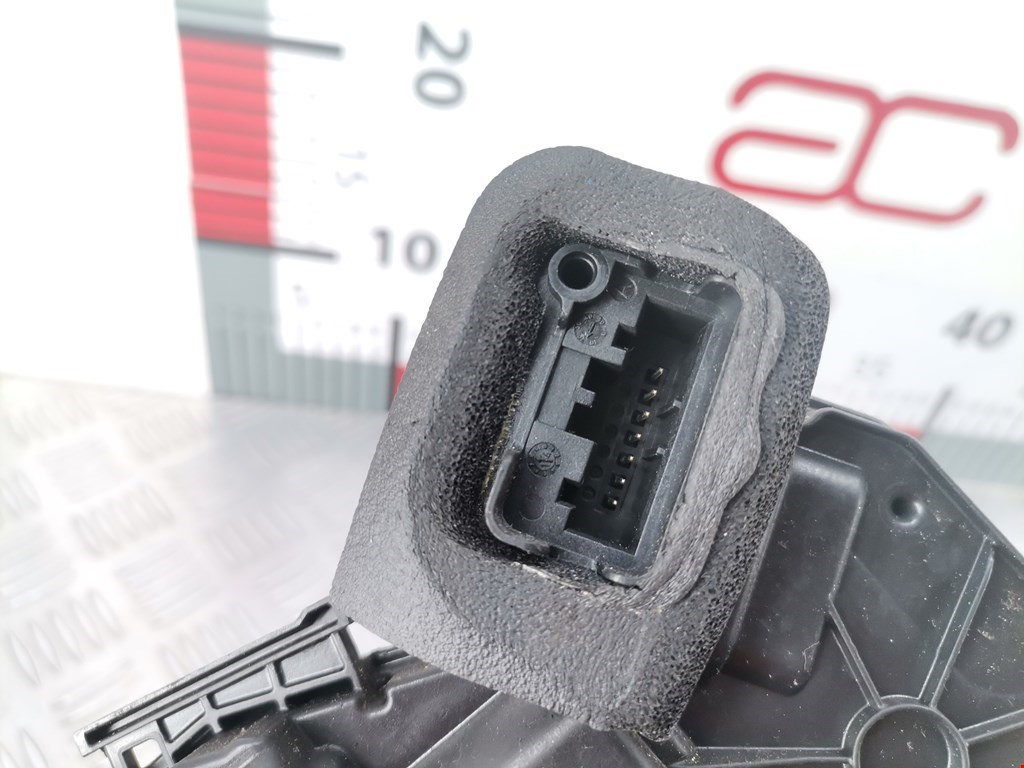 Замок двери передней правой SKODA Rapid 2012-2020