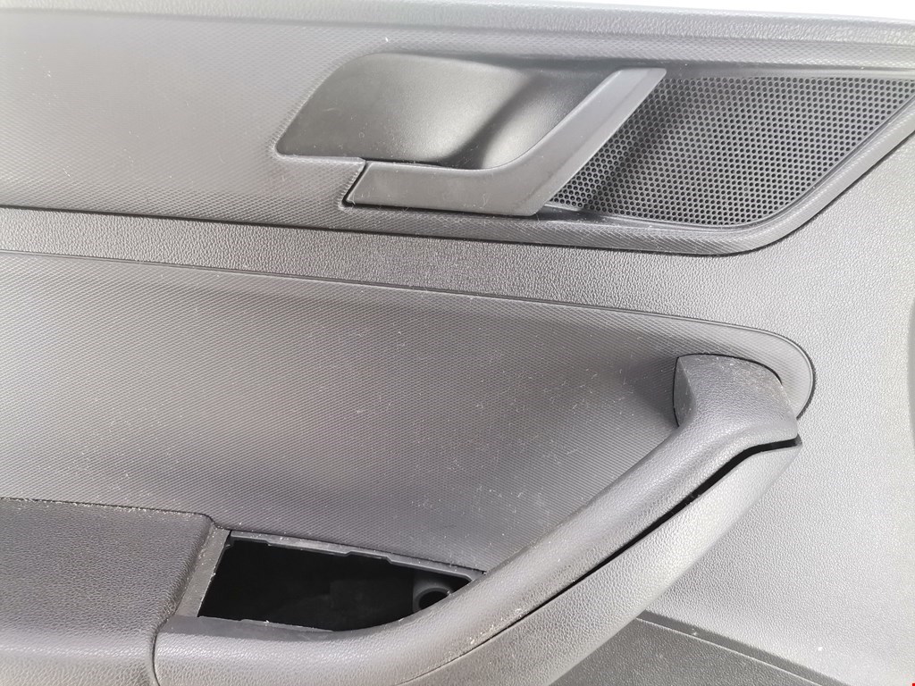 Обшивка двери передняя левая SKODA Rapid 2012-2020