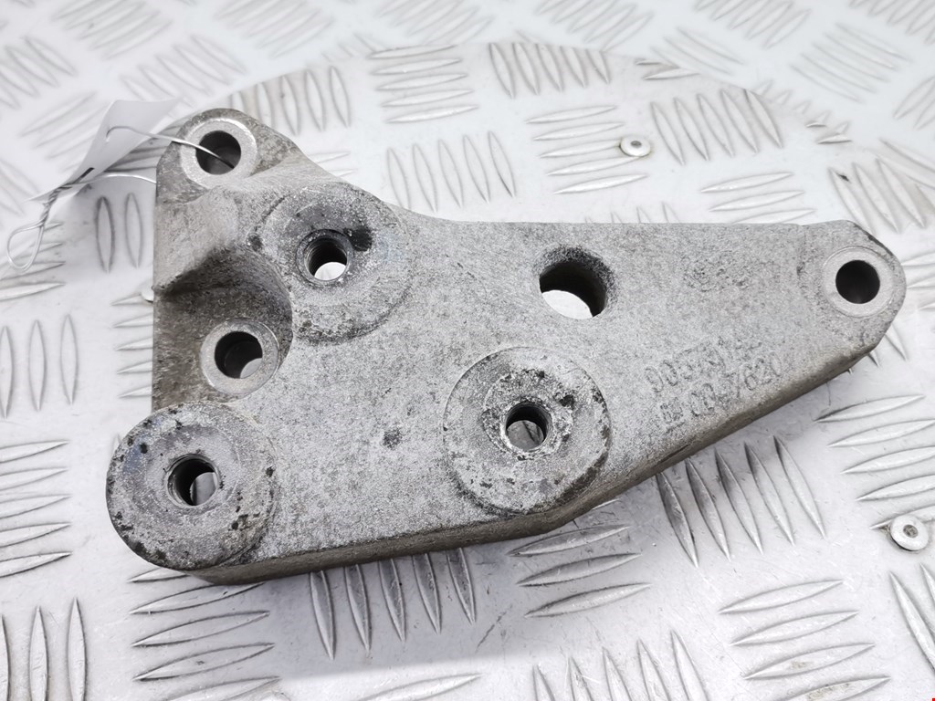 Кронштейн (крепление лапа траверса) кпп Opel Zafira B (2005-2014)