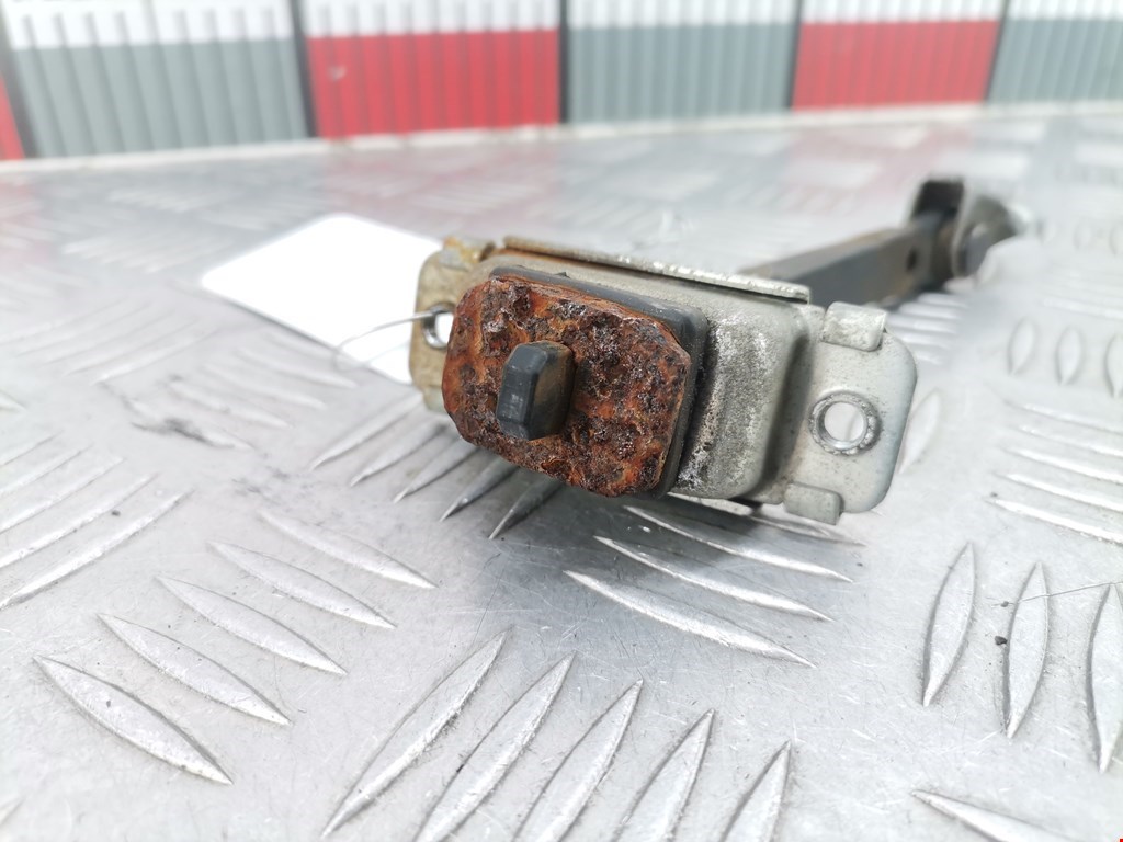 Ограничитель открывания двери KIA Carens 2006-2012