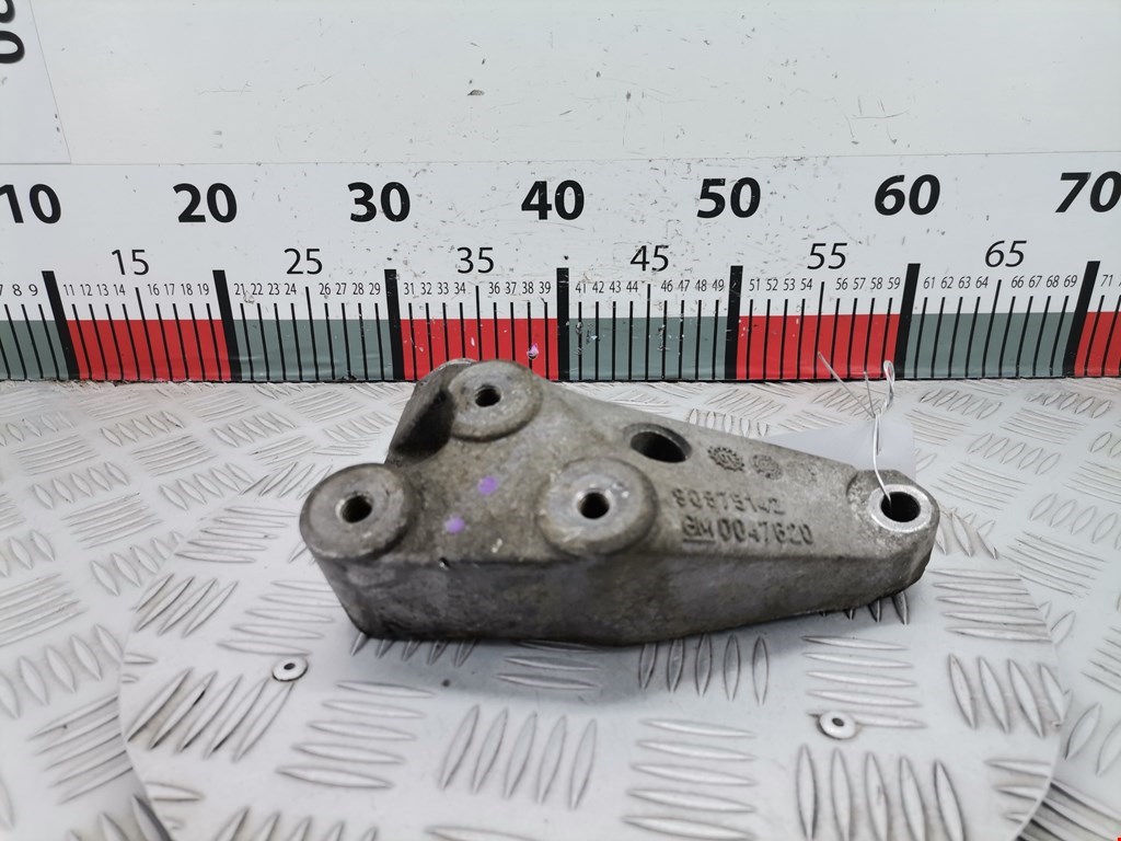 Кронштейн (крепление лапа траверса) кпп Opel Zafira A (1999-2006)