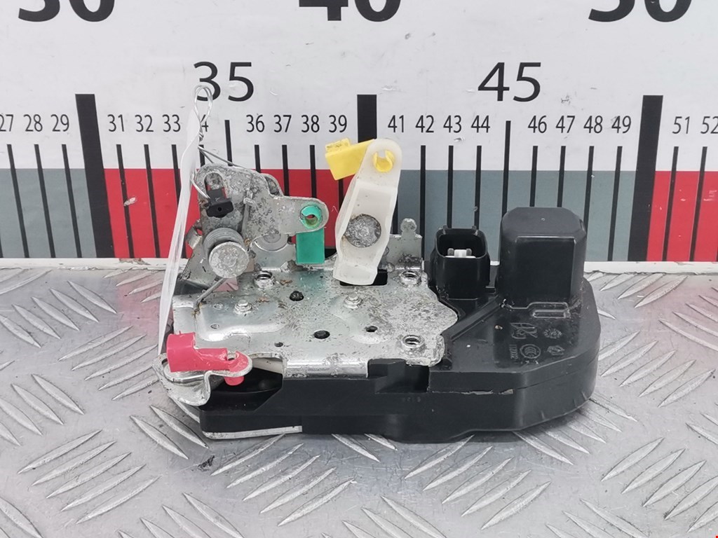 Замок двери задней левой CHRYSLER 300 C 2004-2010