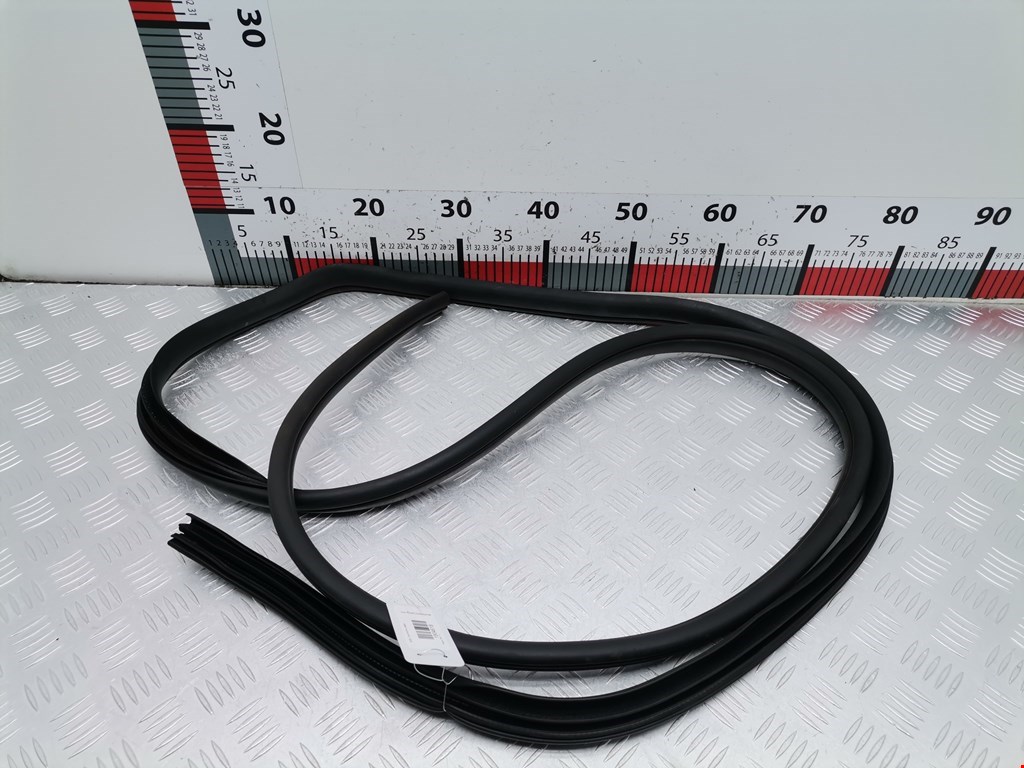 Уплотнитель двери NISSAN Note E11 2005-2014