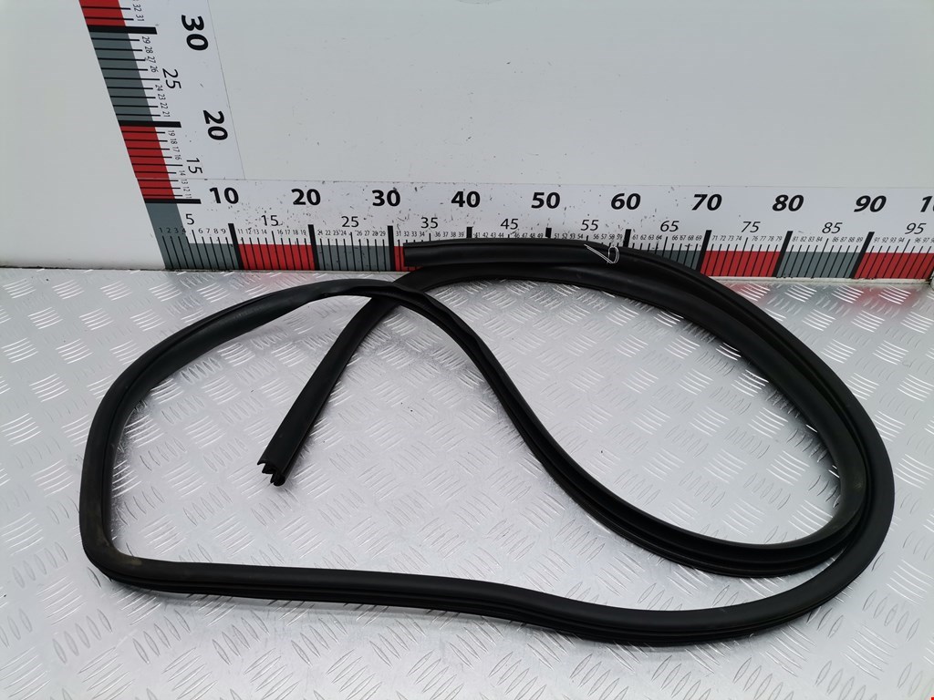 Уплотнитель двери NISSAN Note E11 2005-2014