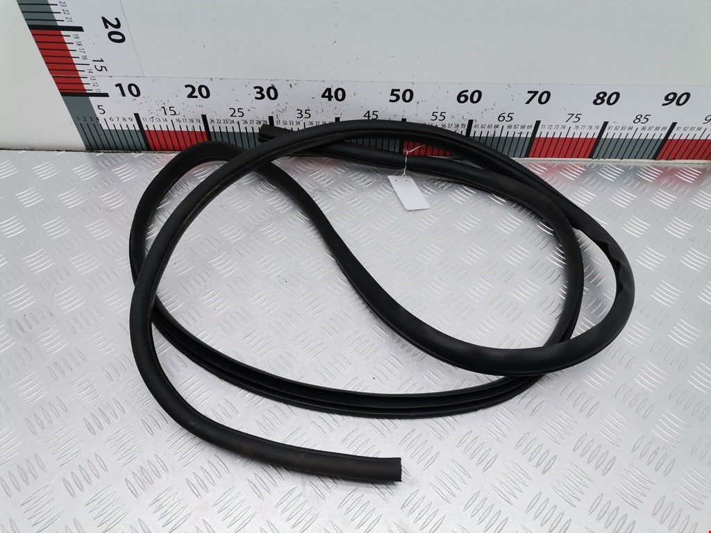 Уплотнитель двери NISSAN Note E11 2005-2014