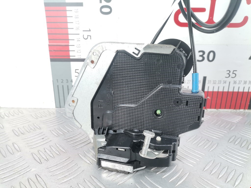 Замок двери задней правой TOYOTA Auris E150 2006-2012