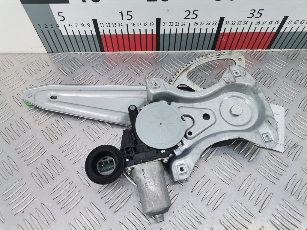 Стеклоподъемник задний правый TOYOTA Auris E150 2006-2012