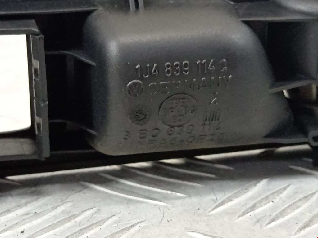 Ручка дверная задняя внутренняя правая VOLKSWAGEN Golf IV 1997-2003