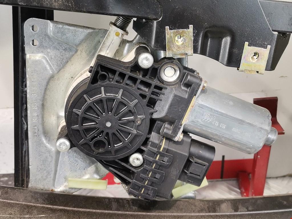 Стеклоподъемник передний правый AUDI A4 B5 1995-2001