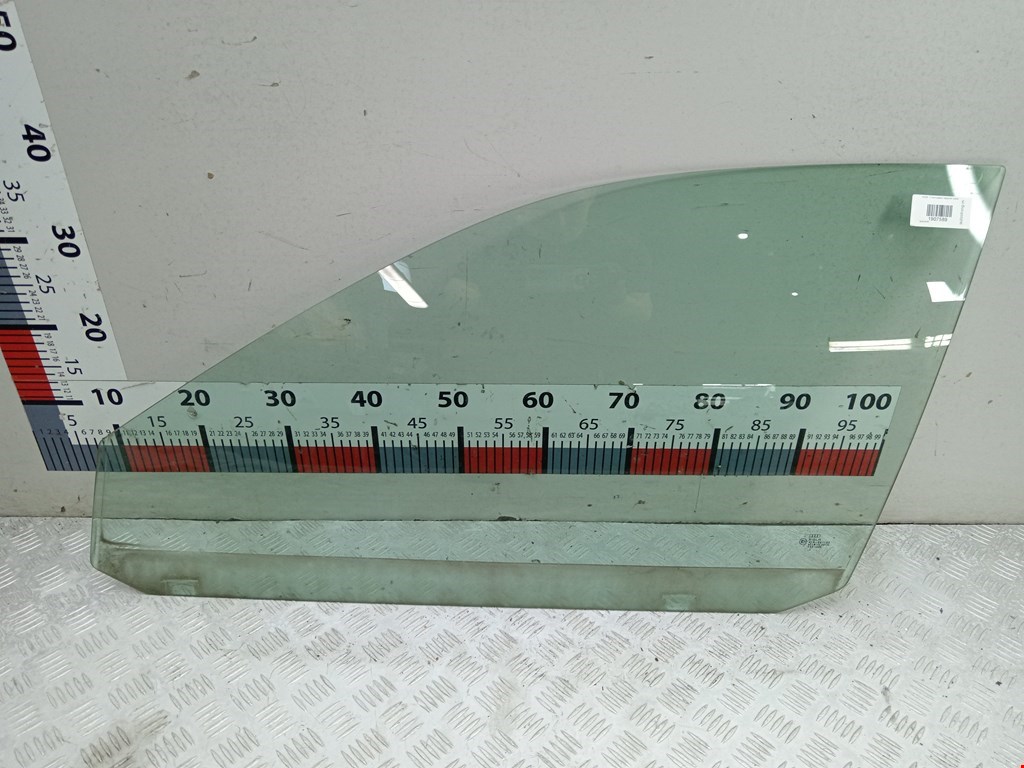 Стекло двери переднее левое AUDI A4 B5 1995-2001