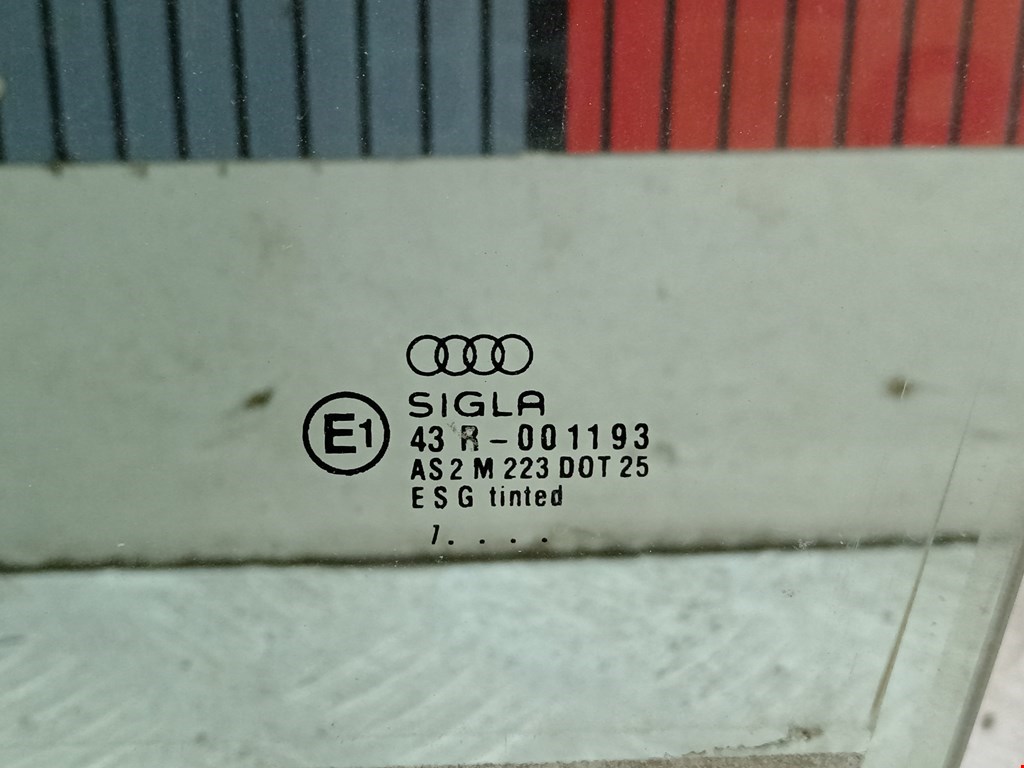 Стекло двери переднее левое AUDI A4 B5 1995-2001
