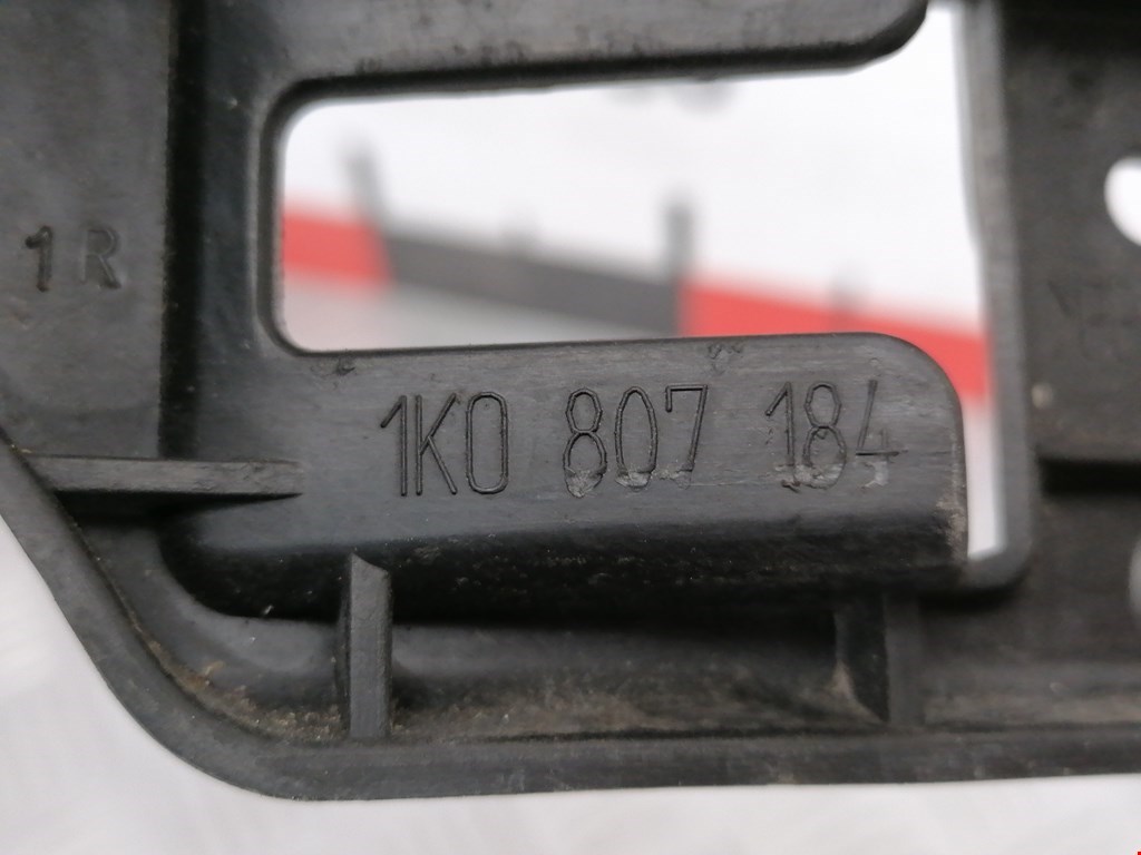 Кронштейн переднего бампера правый VOLKSWAGEN Golf V 2003-2009