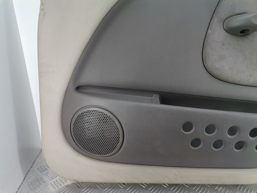 Обшивка двери передняя правая CHRYSLER PT Cruser 2000-2010