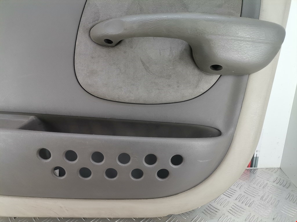 Обшивка двери передняя правая CHRYSLER PT Cruser 2000-2010