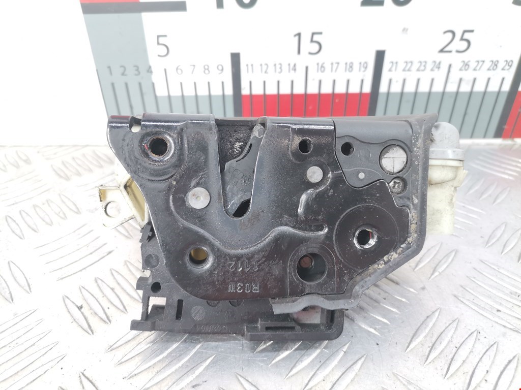 Замок двери передней правой VOLKSWAGEN Passat B7 2011-2015