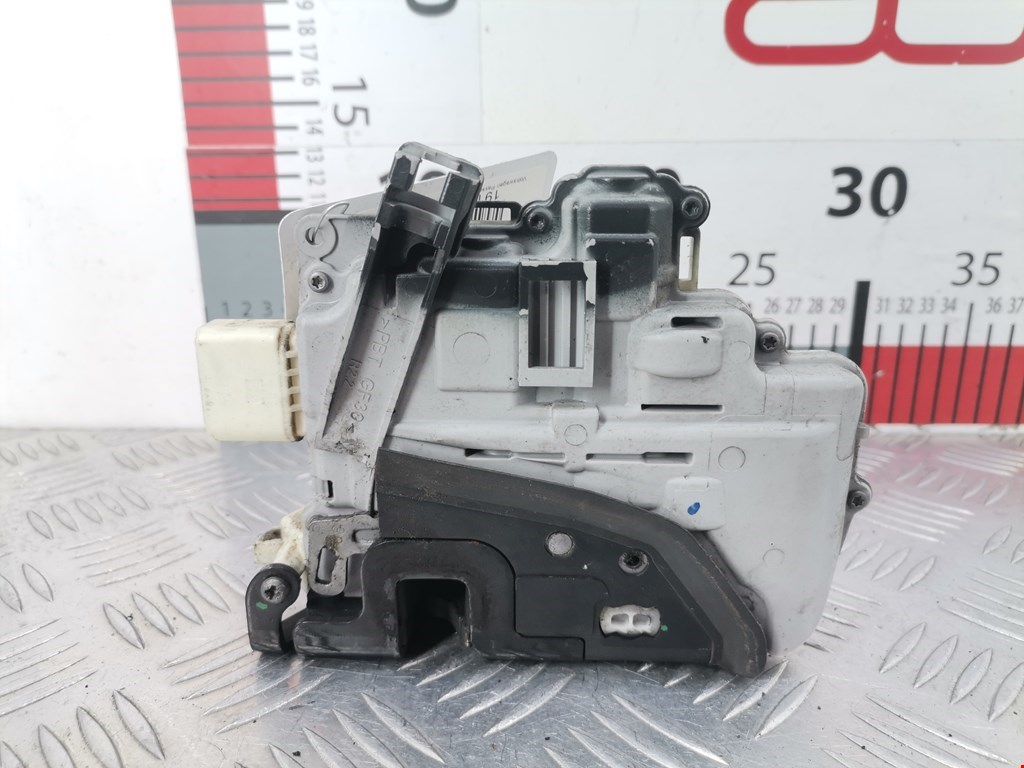 Замок двери передней правой VOLKSWAGEN Passat B7 2011-2015
