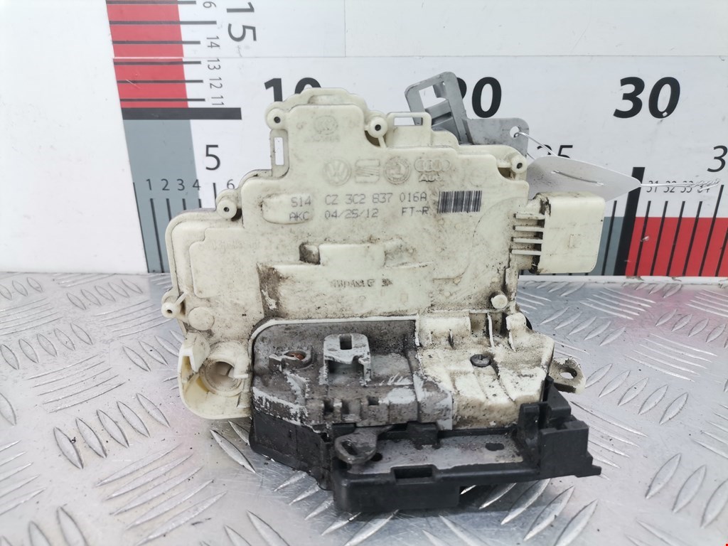 Замок двери передней правой VOLKSWAGEN Passat B7 2011-2015