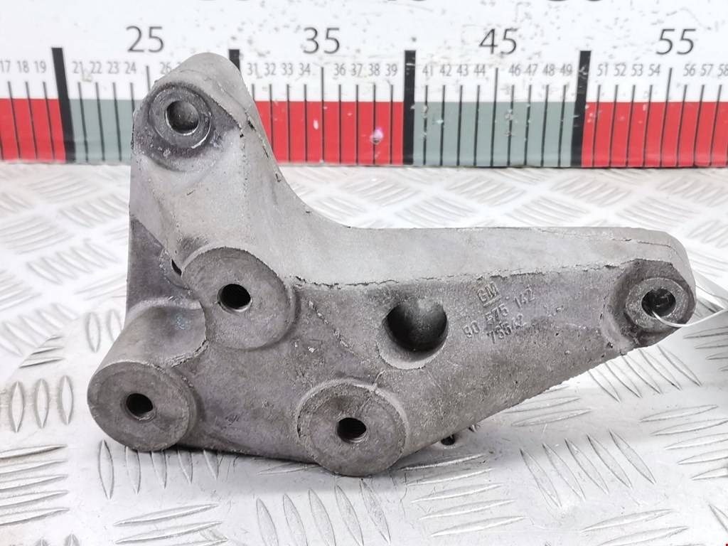Кронштейн (крепление лапа траверса) кпп Opel Astra G (1998-2004)